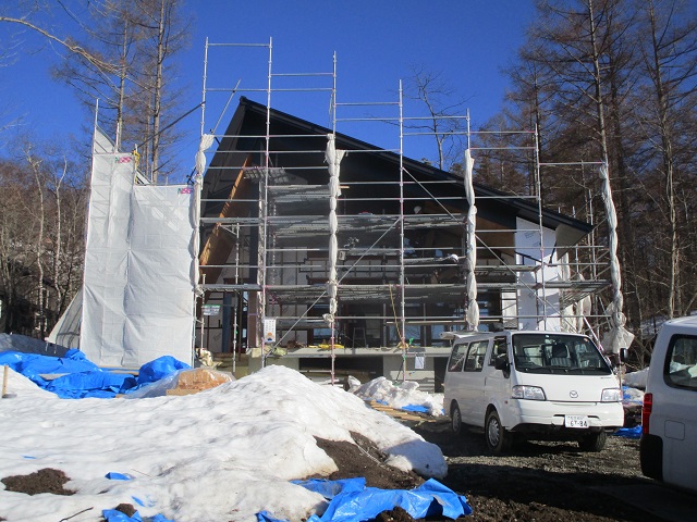 蓼科高原　かね折り屋根の山荘