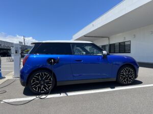 MINI初のフル電動車に試乗