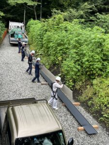 屋根材の現場成型　軽井沢の別荘